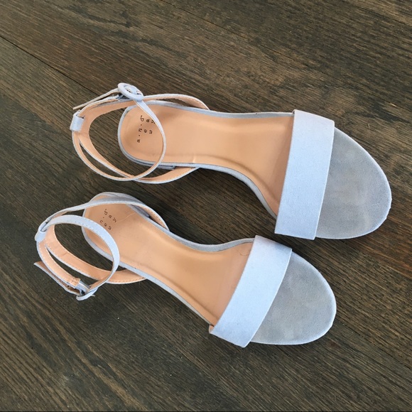Light blue sandals size 8W - Picture 2 of 4